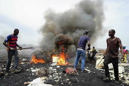 もともとは保養地だったという電子廃棄物の“墓場”アグボグブロシー。マングローブが茂る湿地帯だった土地が、今では見る影もなく……(c)MAGOCREATION