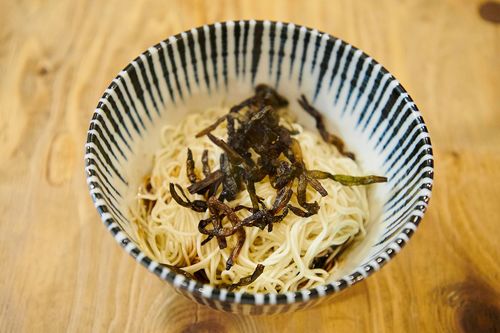 〆にぴったしの拌麺（ばんめん）。底のタレと混ぜると……