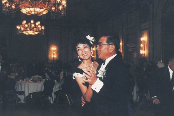 タキシード姿で寿々子さんとダンス。カナダのパーティー会場で