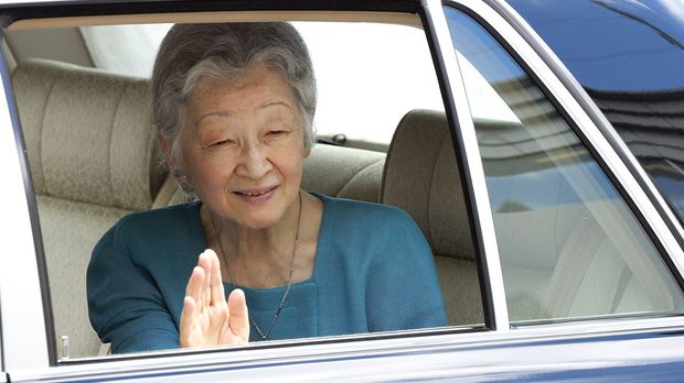 手を振って挨拶をされる美智子さま