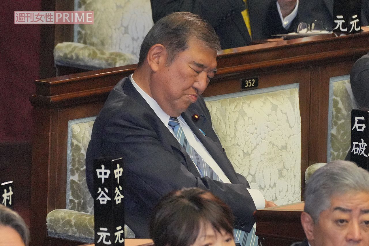 居眠り？をする石破茂元首相