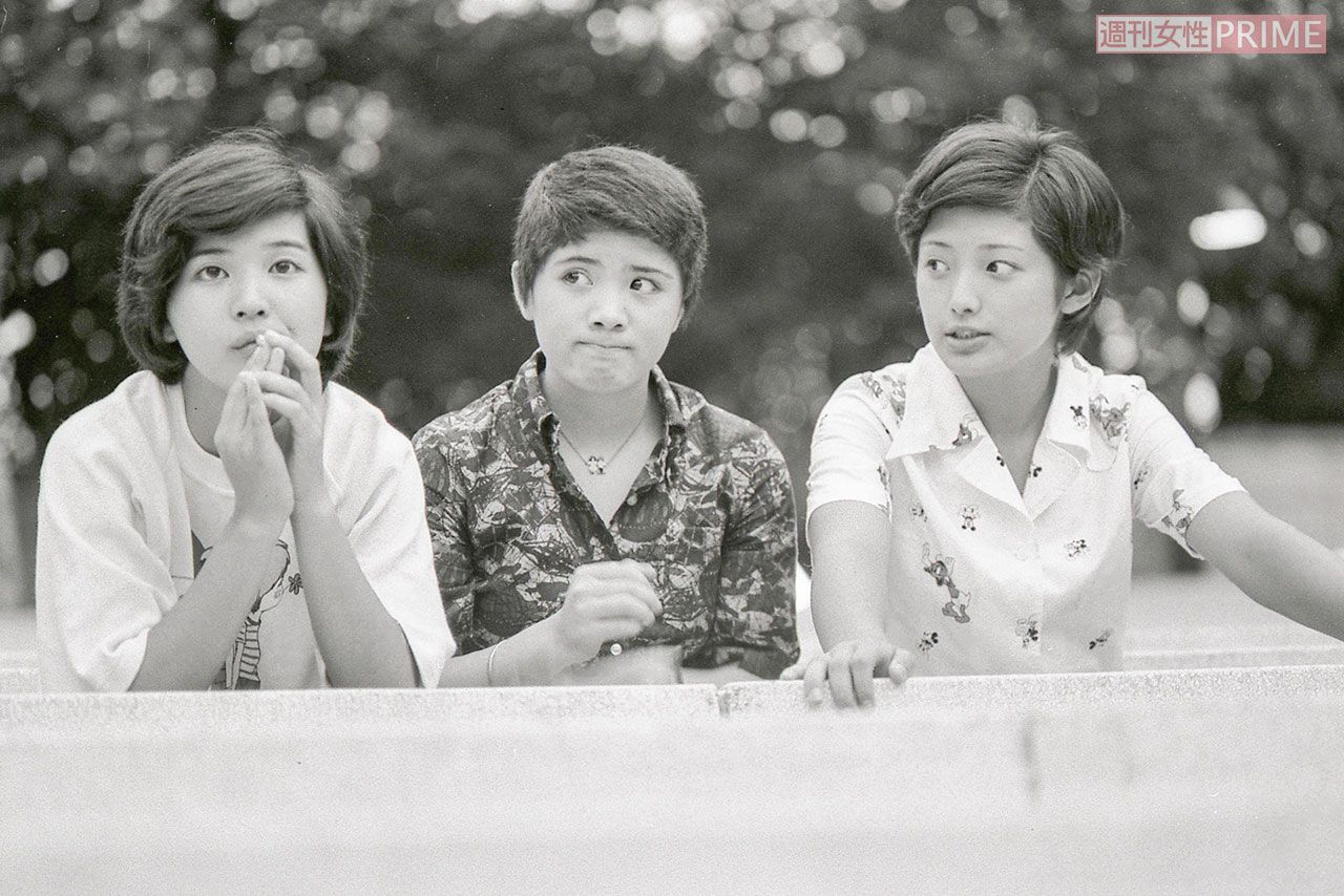 オーディション番組『スター誕生！』（日本テレビ系）からデビューした、同い年の山口百恵（右）、桜田淳子（左）と“花の中三トリオ”と呼ばれ、国民のアイドルに