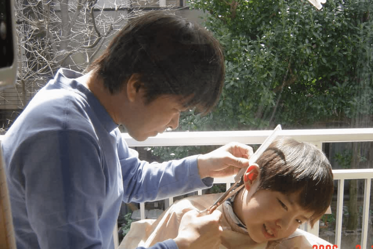 髪の毛を切るのが好きで、長男の散髪をしたりする