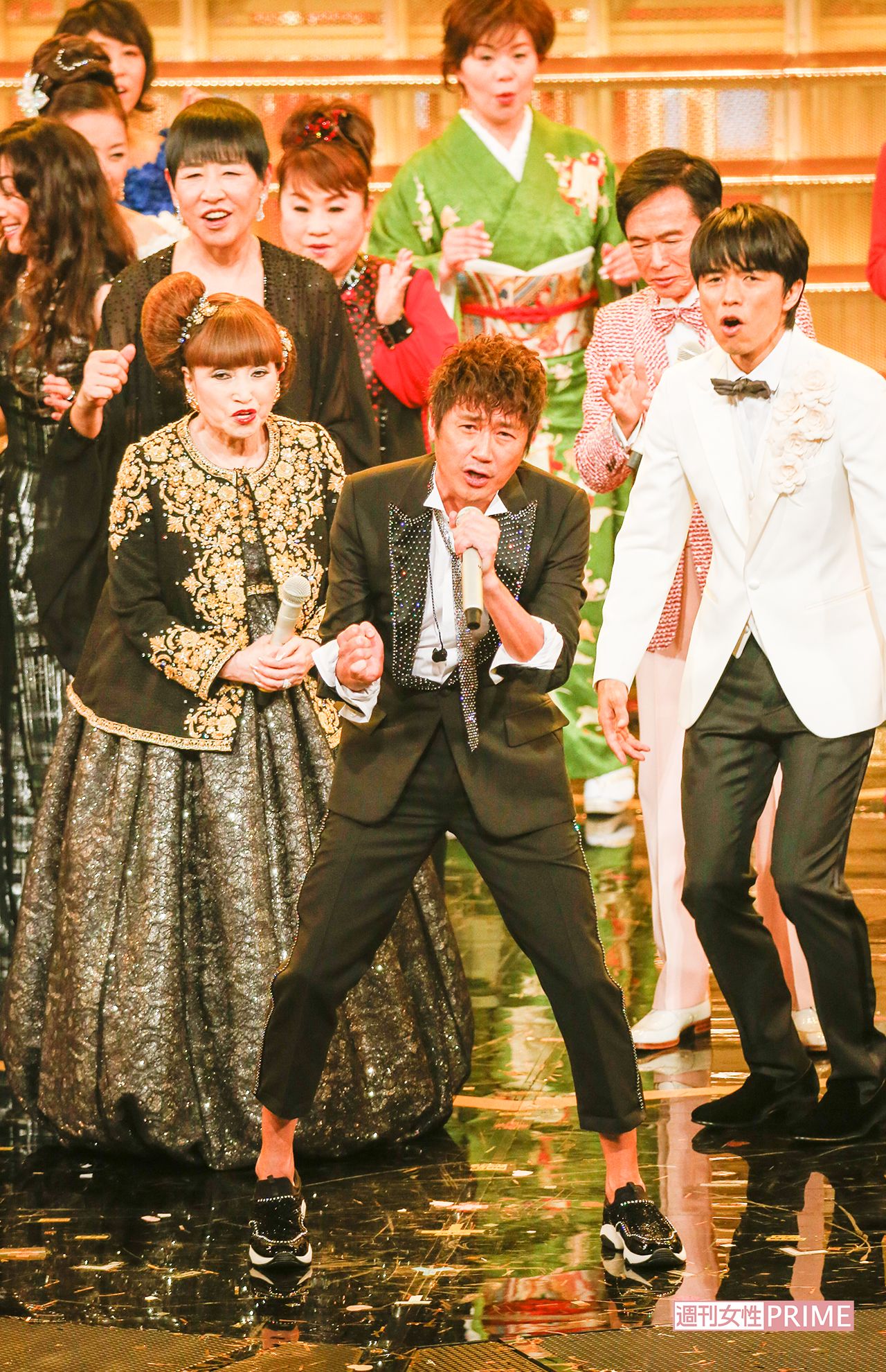 デビュー35周年は『第66回NHK紅白歌合戦』で白組のトリ。『ギンギラギンにさりげなく』を歌い、審査員の黒柳徹子も大喜び（'15年12月）