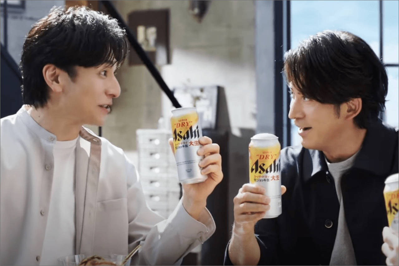 アサヒビールのCMで共演した生田斗真と岡田准一（アサヒグループ公式チャンネルより）