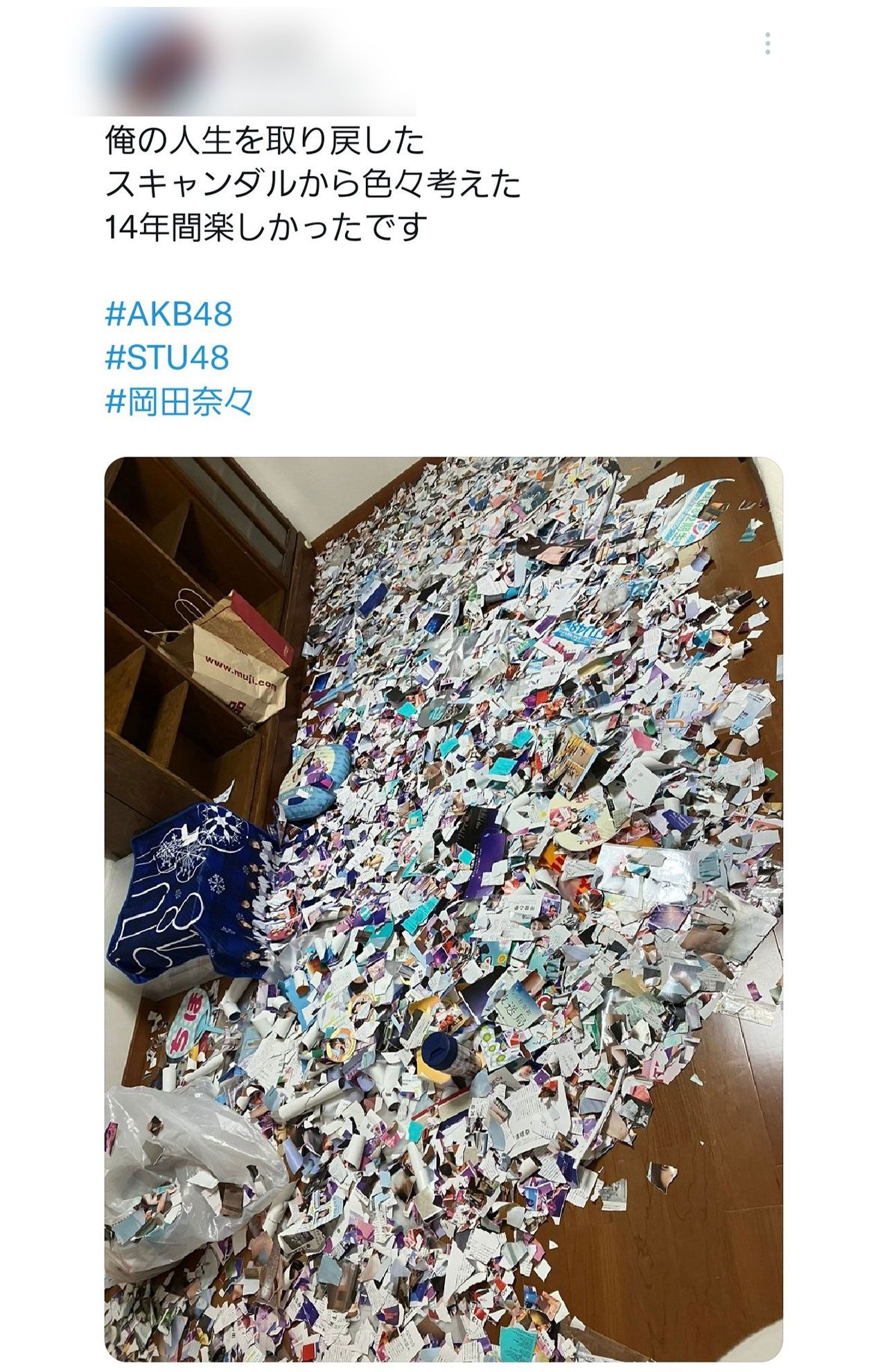 AKB48のファンが関連グッズの数々を粉々に（Twitterより）