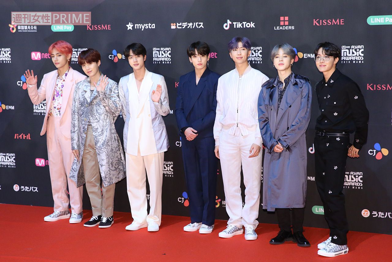 2018年、音楽授賞式レッドカーペットに登場したBTS。右から3人目がRM