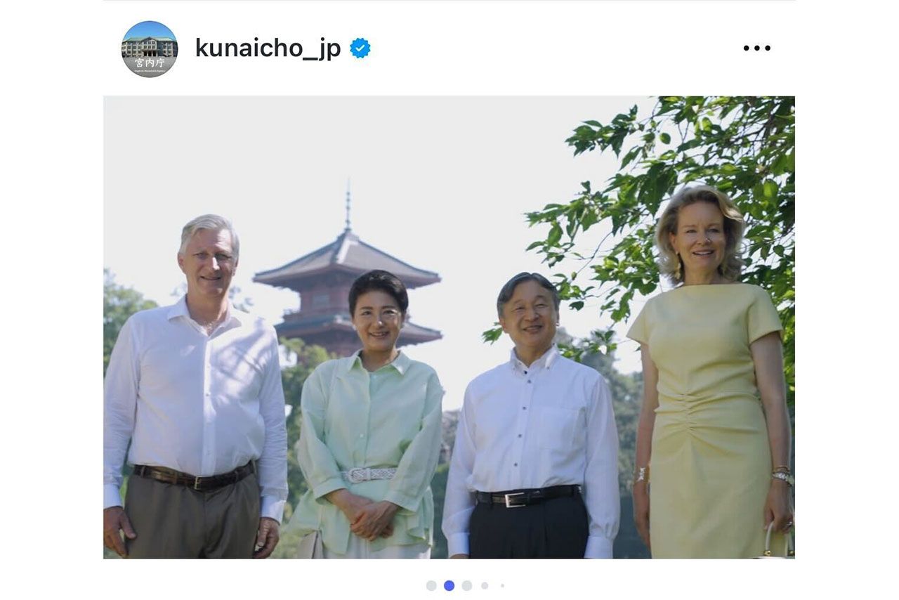 ベルギー訪問中の両陛下。雅子さまのシャツが繭の収穫の際に着用されたものの色違いのよう