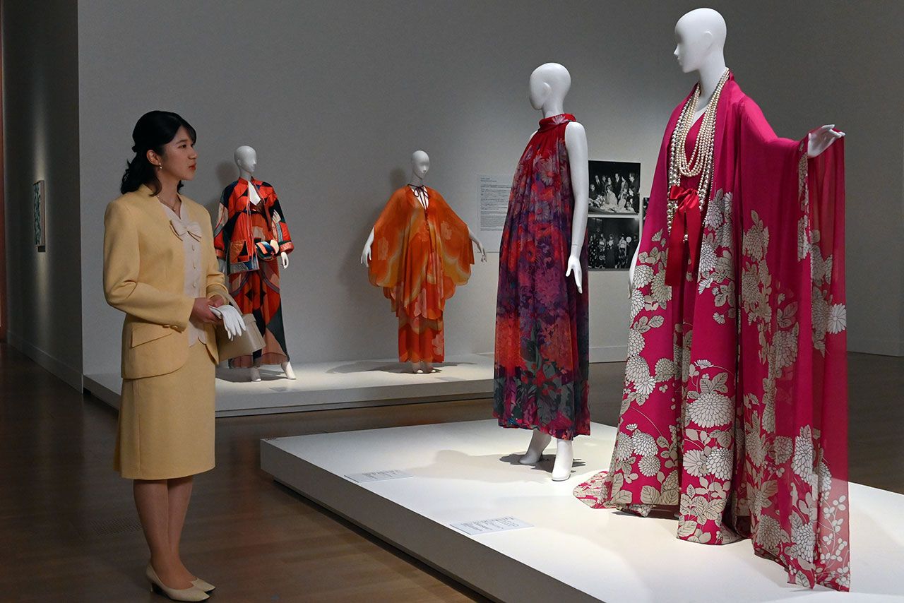 6月25日、ファッションデザイナー・森英恵さんの生誕100年を記念した展覧会を鑑賞された愛子さま。30年以上前のデザインとは思えない着こなしをされて