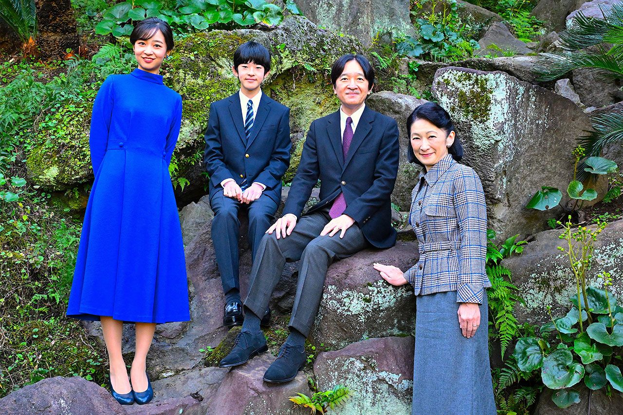 2024年11月、秋篠宮さまの誕生日のお写真。デフリンピックの開会式と色違いのワンピース（宮内庁提供写真）