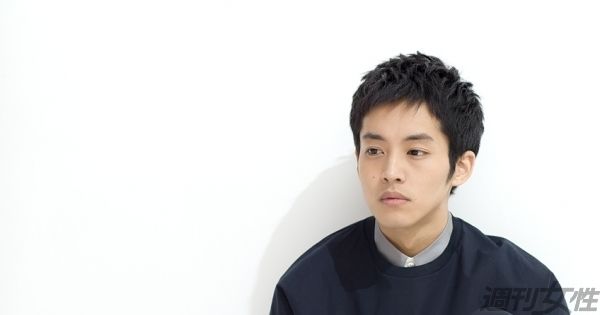 松坂桃李 ルパンが不二子ちゃんに飛びかかるシーン を再現 週刊女性prime 松坂桃李 ルパンが不二子ちゃんに飛びかかるシーン を再現 週刊女性prime