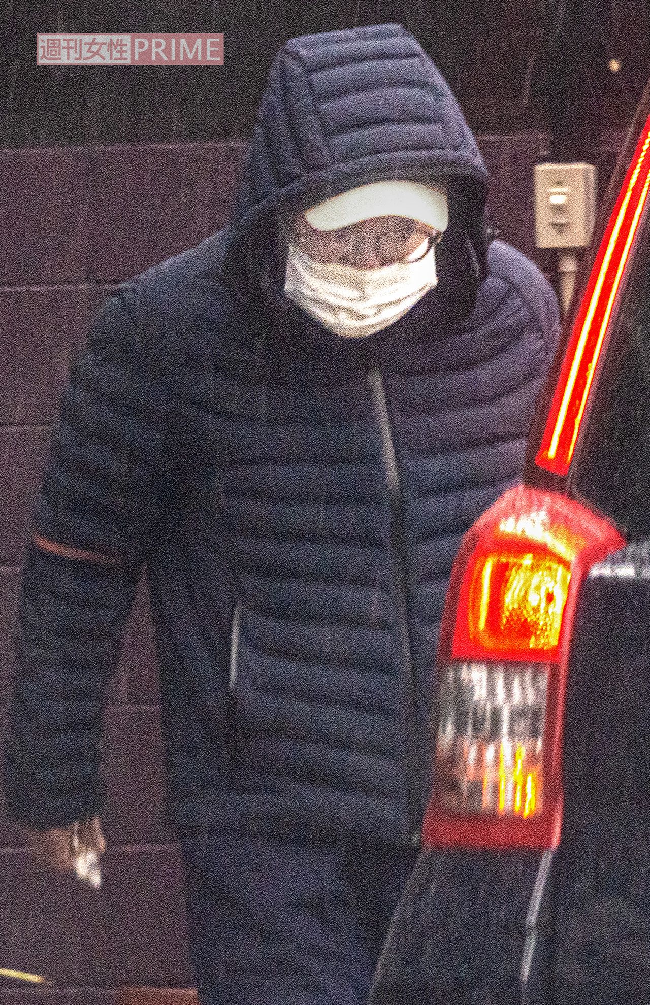 2025年3月上旬、自宅から出てきた生島ヒロシ。直撃に言葉少なでタクシーへ