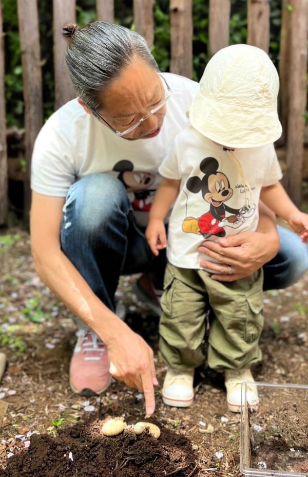 激変が話題となった香川照之、「一歳児」を抱える左手の薬指にはキラリと光る指輪が（本人Xより）