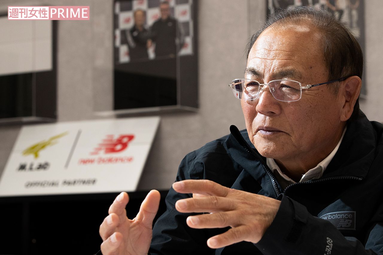 選手の足型を取って分析を重ね、選手に合った最適な靴を作るために試行錯誤をしながら、オンリーワンのシューズを作っていくと話す　撮影／齋藤周造