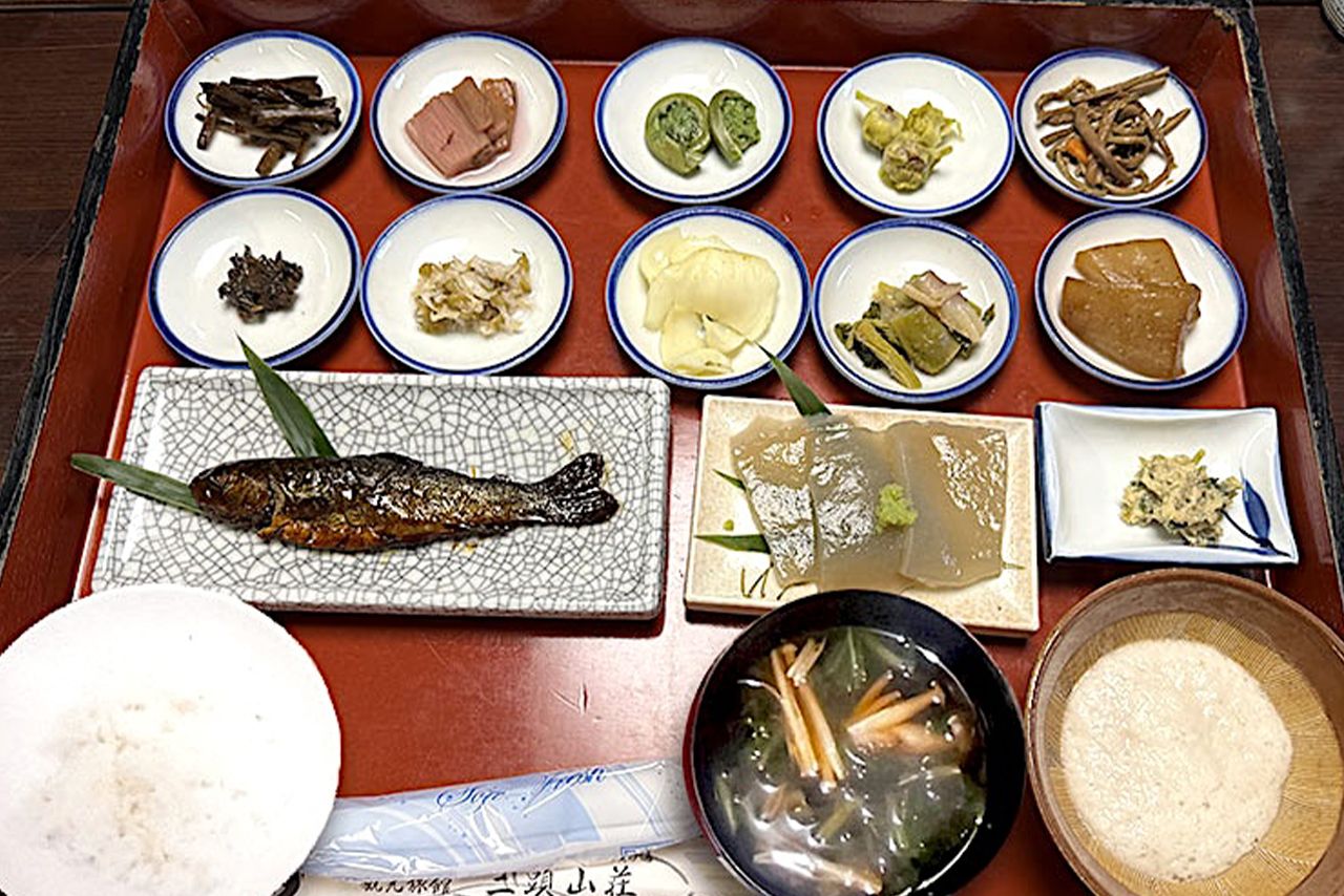 「温泉総選挙」健康・スポーツ部門1位の「数馬の湯」にも立ち寄る。食事も地産地消にこだわったメニューに