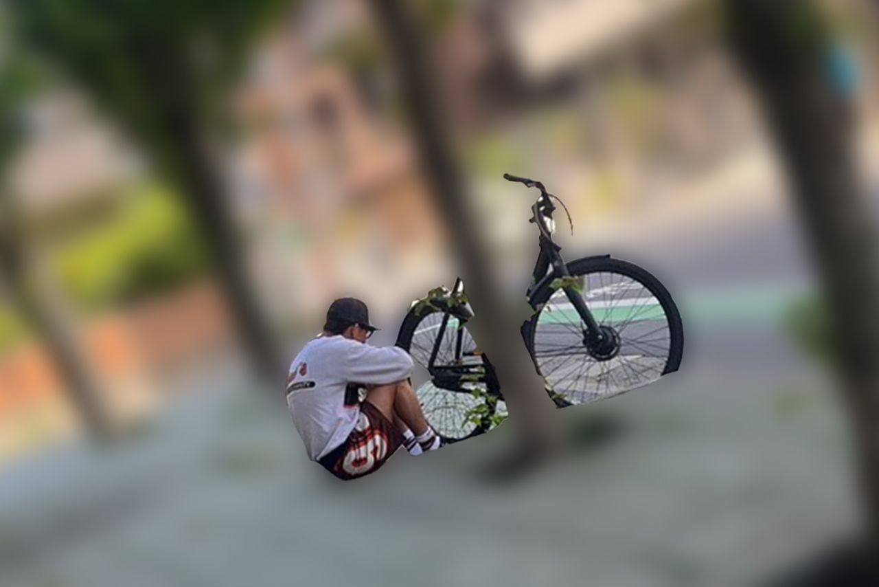 少年の体育座りのような姿勢で静かに薬を待つ木村