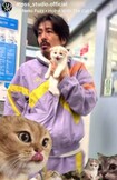 子猫を抱え上げた森田剛。ボサボサの髪に髭を生やした姿はプライベート感がある(『MOSSSTUDIO』公式インスタグラムより)