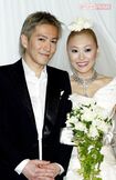 2002年、結婚式で幸せな姿を披露したKEIKO(右)と小室哲哉だったが……