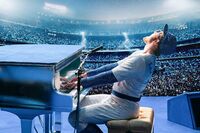 同性愛に数々の依存症、エルトン・ジョンの過激な人生を描いた「音楽映画の成功」