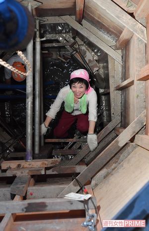 ココルームの敷地内に井戸を掘るプロジェクトを実施中。その日、仕事がなく手が空いた常連客たちが代わるがわる手伝いに来るという