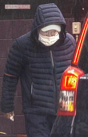 2025年3月上旬、自宅から出てきた生島ヒロシ。直撃に言葉少なでタクシーへ