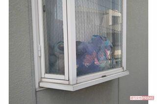 長澤麗奈容疑者の自宅アパート。窓には子どもが好きそうなぬいぐるみが