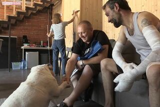 戦争で傷を負った兵士たち。犬とふれ合う「ドッグセラピー」で笑顔に