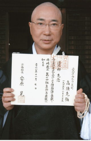 2011年には被災地の復興や世の中の平和を祈願し、京都の東本願寺で得度を受けた