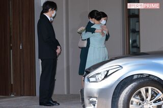 10月26日、小室眞子さん30年間過ごしたお住まいを後にする時に妹の佳子さまと抱き合われた。この日、小室眞子さんは結婚した。