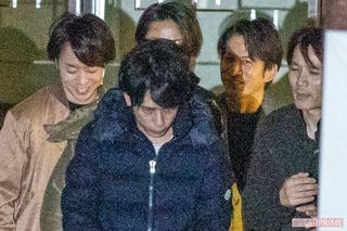嵐・二宮和也とV6・長野博が話す後ろでにこやかに笑う嵐・櫻井翔とV6・岡田准一