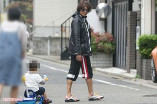 '09年、三輪車に乗る我が子をやさしく見つめる近藤真彦