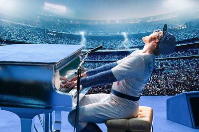 同性愛に数々の依存症、エルトン・ジョンの過激な人生を描いた「音楽映画の成功」
