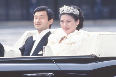 【秘蔵写真】天皇陛下と雅子さまの世紀のご結婚から30年！幸せそうにはにかまれた婚約内定会見から愛子さま…