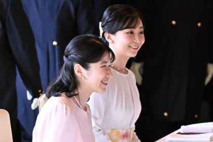 日本芸術院賞の受賞者たちを招いた茶会に臨んだ愛子さまと佳子さま（2026年7月6日）写真/共同通信