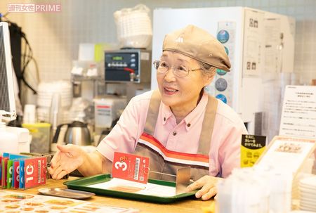 癒しの笑顔で接客をする土屋さん。去り際に手をふって帰る客の姿も