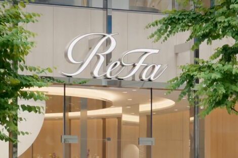リファ、約9万円の“高級ヘアブラシ”が売り切れ！傘・枕・グラスまで展開で「結局何のブランド？」問われる“美容”の境界線