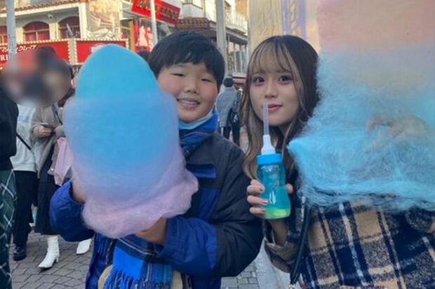 原宿・竹下通りでドデカ綿あめを楽しむ2人。ずっと仲良しでいてほしい！