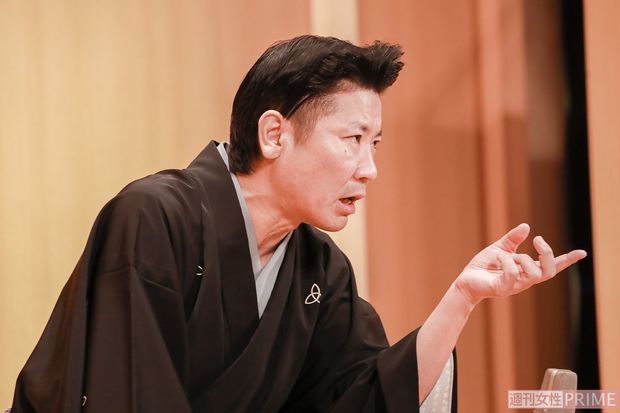 いざ舞台に出ると、さまざまな表情を見せるのは、さすが！「気軽に“サンディー”って呼んでください……ないということで（笑）」と、客いじりもバッチリ　撮影／森田晃博